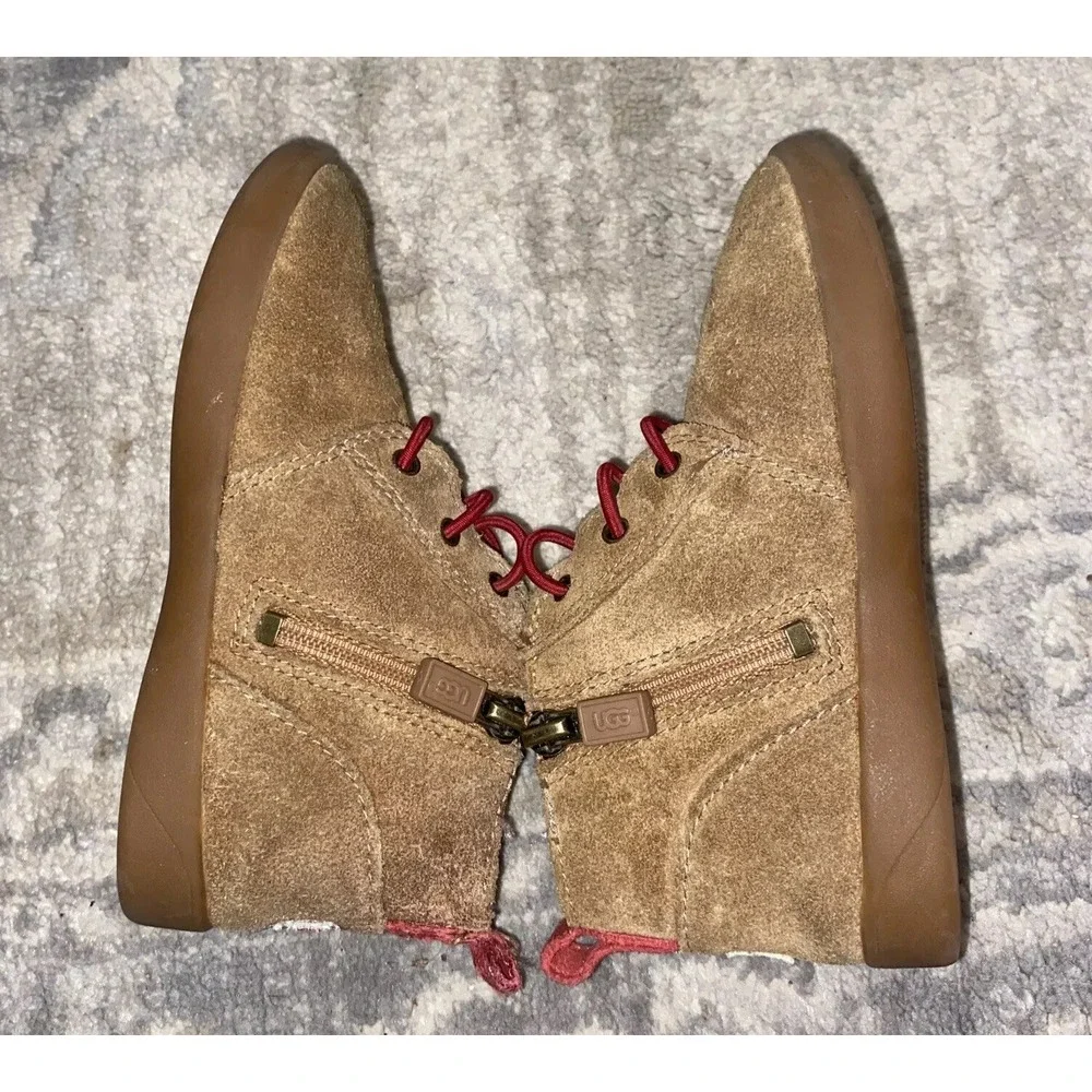 UGG‎ Kids' Kristjan Chukka Boot Beige Boys Size 10 Ankle Boots Suede